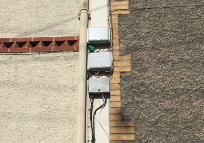 Installation sauvage de fils et boitiers sur les maisons d’habitation