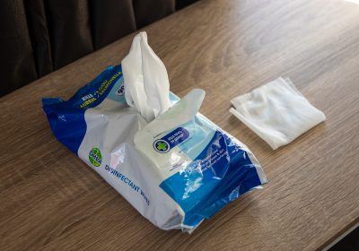 Lingettes désinfectantes : à jeter dans la poubelle, pas dans les toilettes ! voire même à s’en passer…